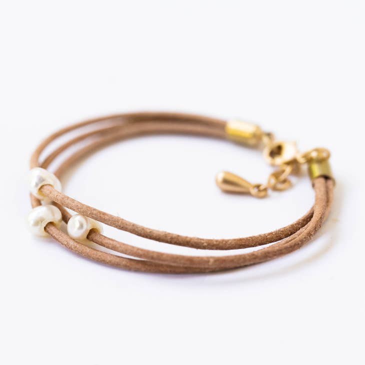 Pearl and leather adjustable bracelet